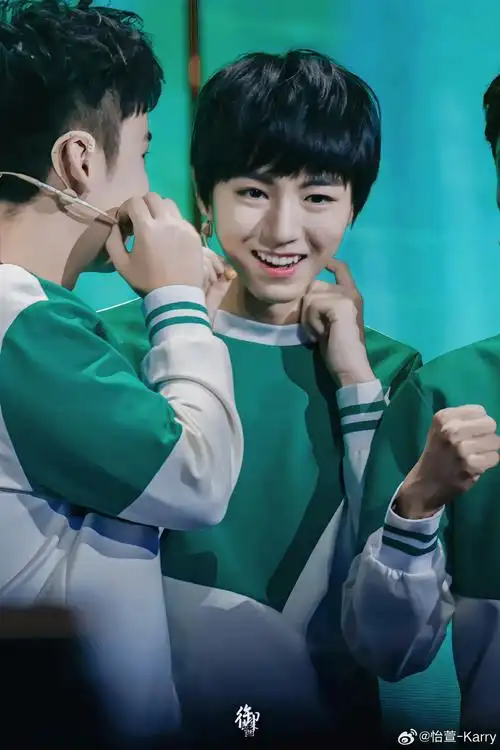 好青涩的宝宝 两个小虎牙好可爱啊😻@tfboys