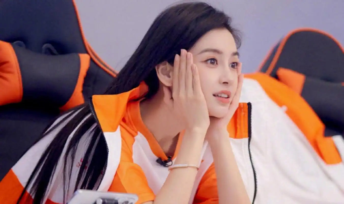 angelababy手捧着脸,状态不错呀,少女心爆满 #电竞少女杨颖angelababy