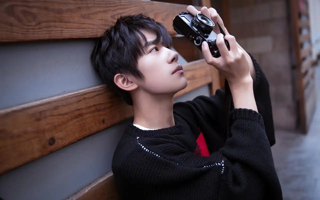 易烊千玺帅气旅拍图片高清壁纸