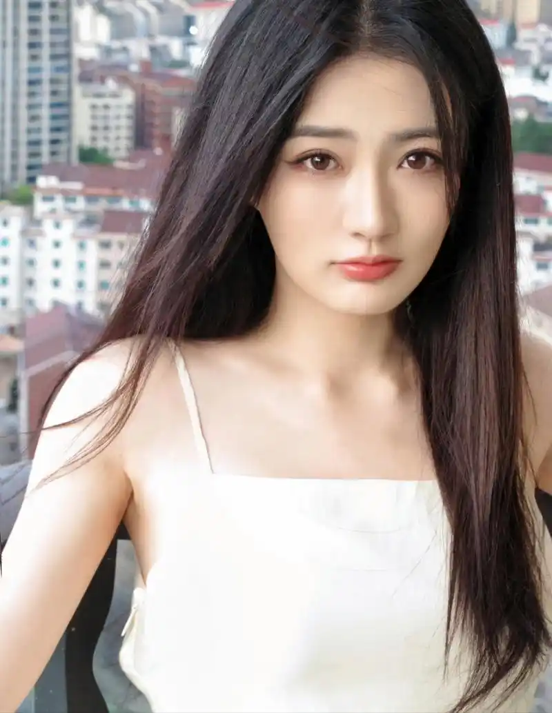 徐璐穿白色裙子时,像极了女大学生,很青春,也很漂亮.