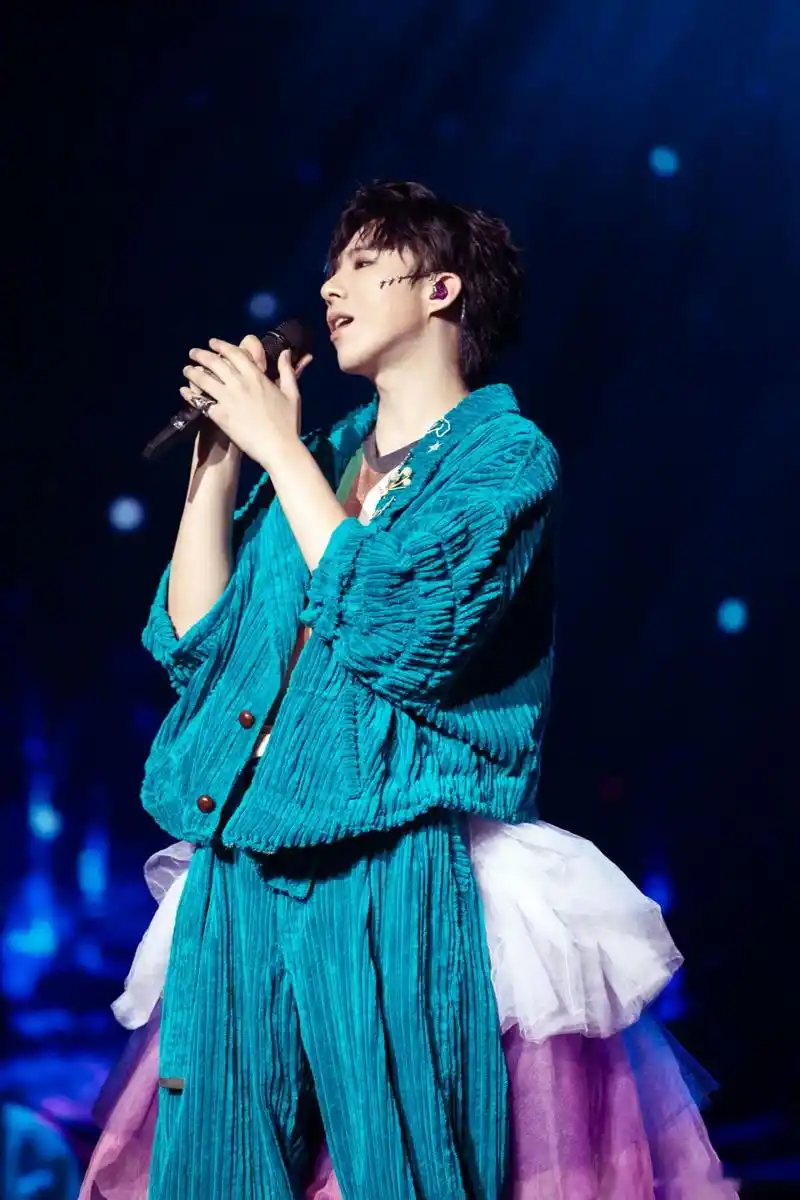 刘宇宁穿婚纱裤亮相了演唱会,长腿哥哥的婚纱造型也是很帅气!