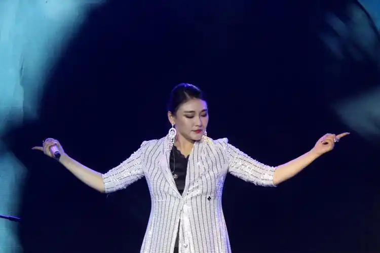 你可能不知道谁是徐千雅,但你一定听过她唱的那首《彩云之南》