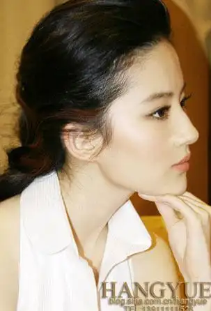 刘亦菲气质裸妆曝光小女孩展现性感女人味组图2