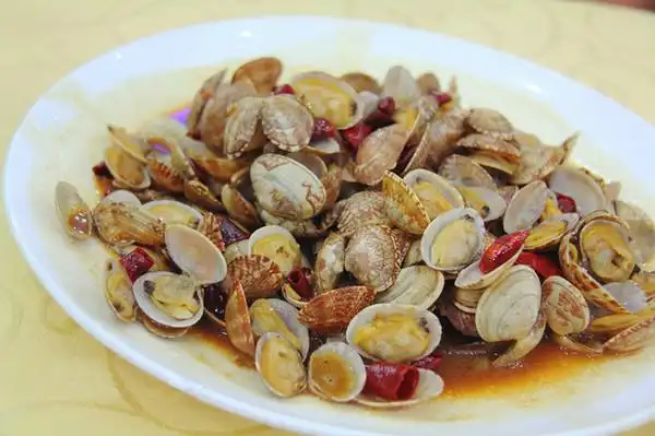 辣炒蛤蜊作为青岛十大特色小吃之一,更是别具风味.