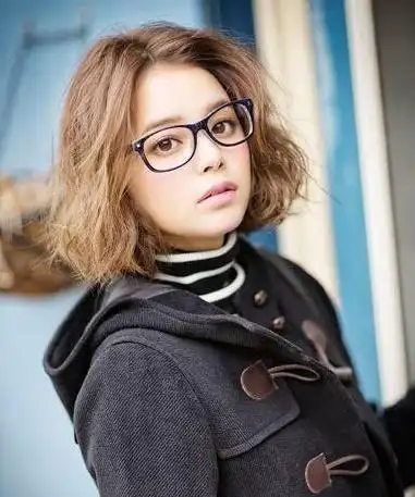 女生戴眼镜最适合的发型图片