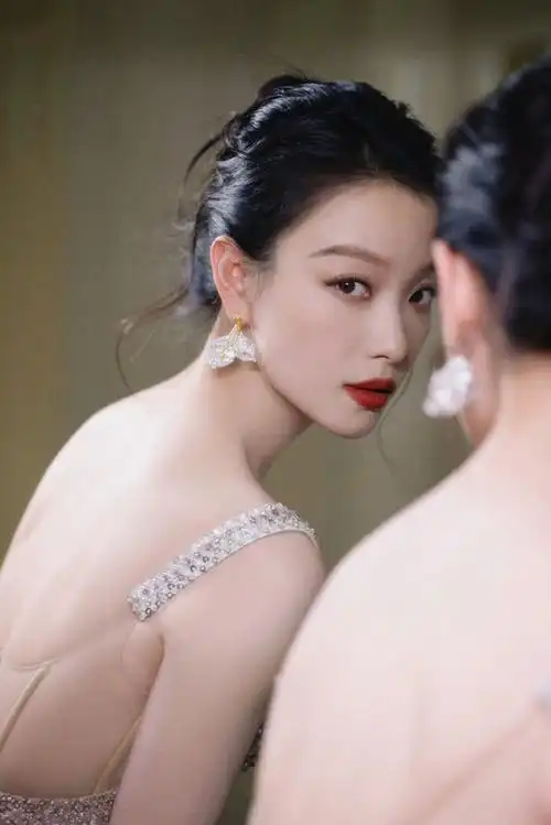 倪妮今日上海活动造型一袭ulyana sergeenko高定礼服搭配cindy chao