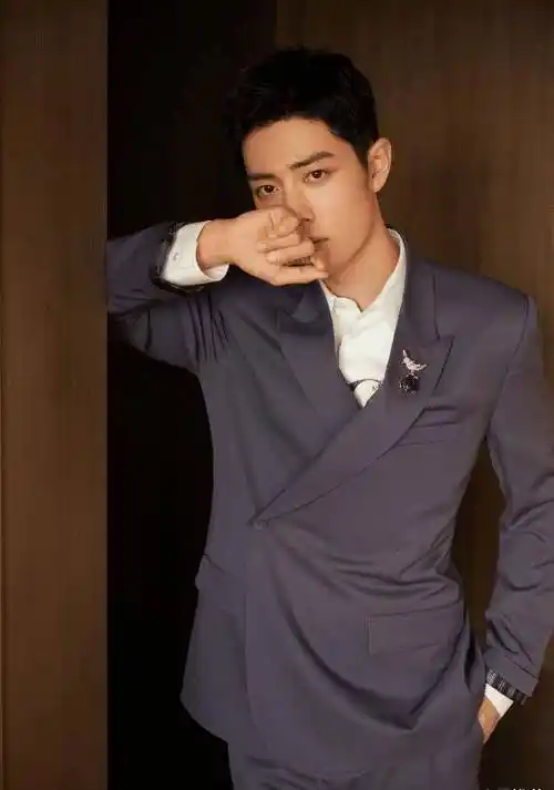 原创肖战拍摄时尚大片穿薰衣草色西装清朗俊逸绅士感爆棚