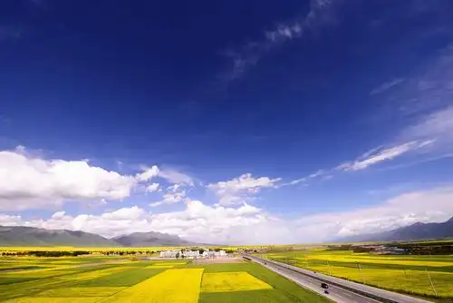 这里风景如一幅原始画卷,七月油菜花比青海湖漂亮