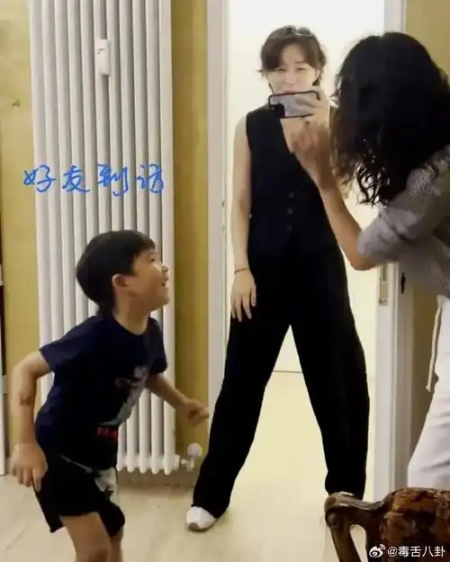 章子怡汪峰儿子侧脸#汪峰的儿子跟妈妈章子怡一起迎接李斯丹妮来祭镲