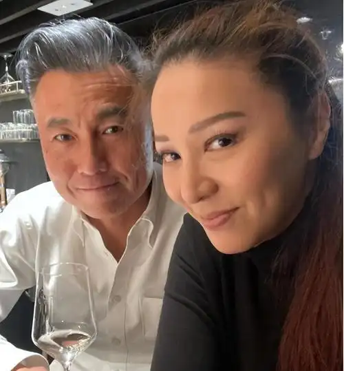 滕丽名又经历了两段失败的恋情,直到2011年经朋友的介绍认识了朱建昆