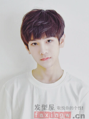 齐刘海烫发发型是很时尚又很有少年感的一款发型,乖巧的样子下有着