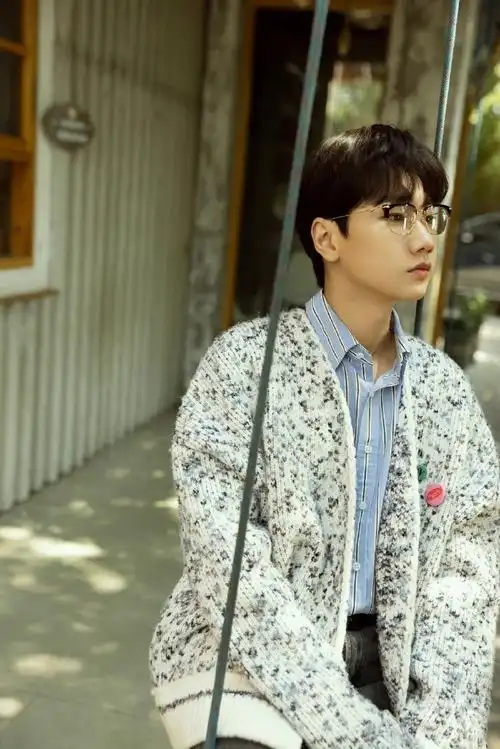 果然是文化人,感觉我上学的时候汪苏泷就这么年龄,现在都已经毕业好多