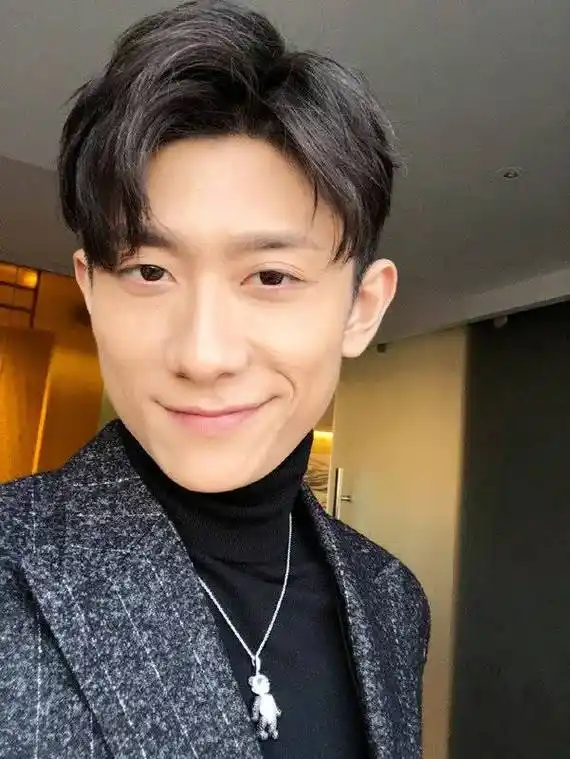 张一山凌晨发文,官宣"新身份",原来他早已走上另一条康庄大道