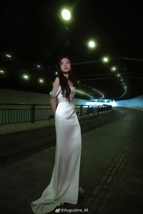 李兰迪留了长发