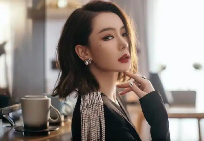 戚薇的短发又回来啦!超级符合她的风格,完美驾驭经典造型