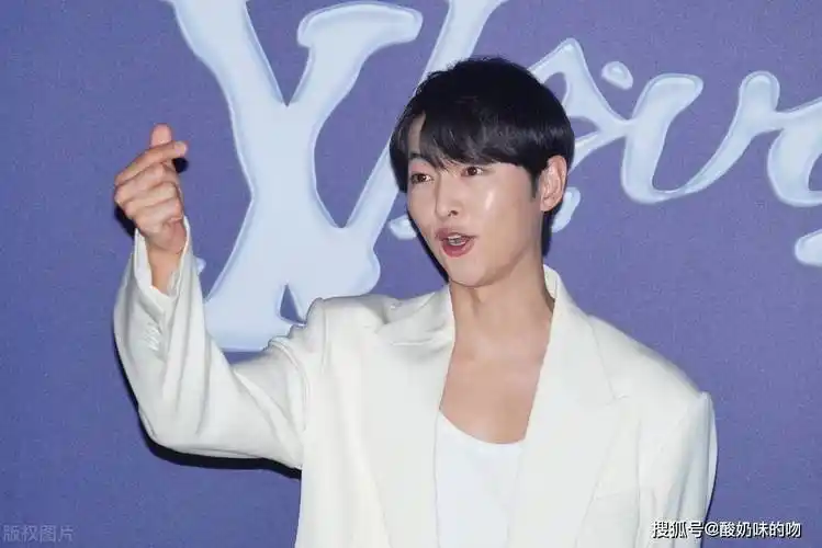 宋仲基lv大秀新造型突破_时尚_人们_态度