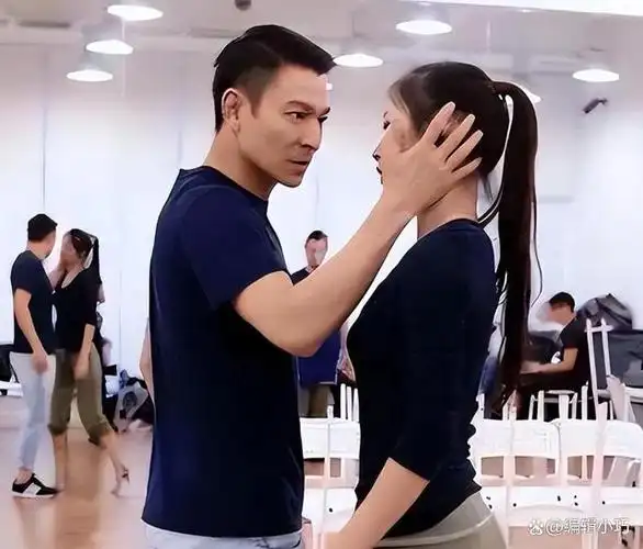 刘德华与赖文慧舞台上的默契伴舞生活中的默契情谊