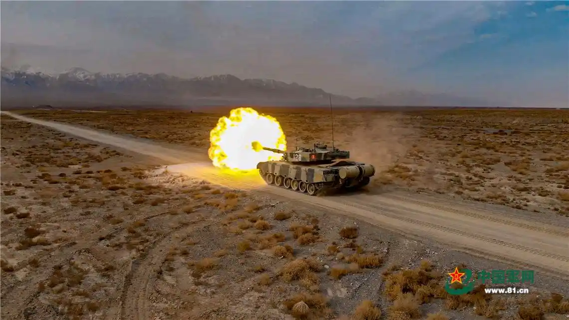 一组航拍大图带你360度围观坦克炮开火瞬间