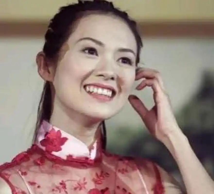 章子怡小时候,一家4口挤在40平的筒子楼里.