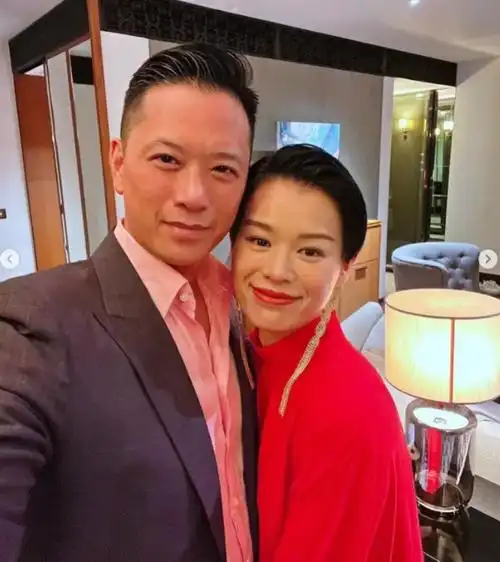 胡杏儿与老公约会秀恩爱夫妻俩贴头合影超甜