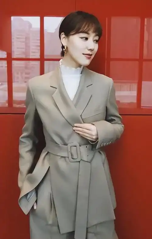 央视主持人王冠:和曹可凡传绯闻,两次从央视消失,38岁仍未婚