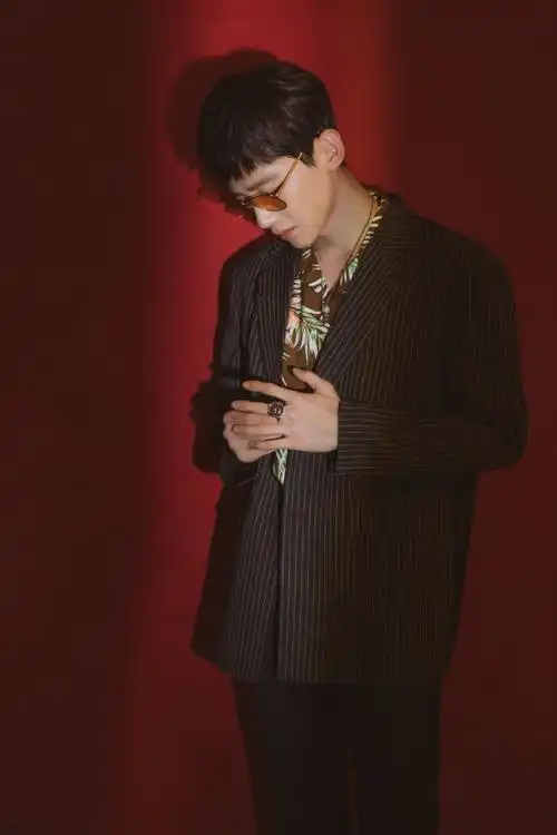 白敬亭分享181104白敬亭工作室深夜放美图福利音乐博主上岗营业了