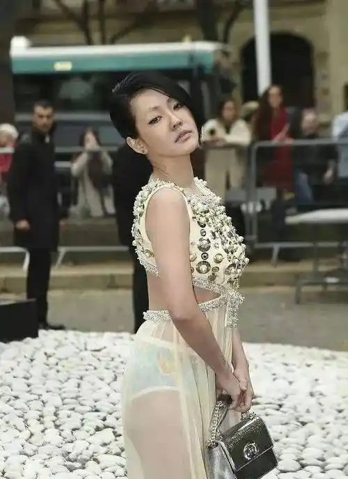 红毯上"舞妖",看穿"猪肚",犹如"蟒蛇",个个眼尖_裙子_刘嘉玲_显得