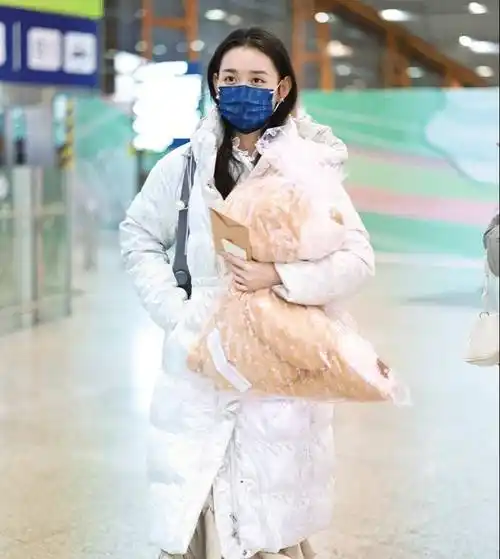 原创蒋依依机场造型时尚又飒气白色羽绒服搭配精致包包唯美感十足