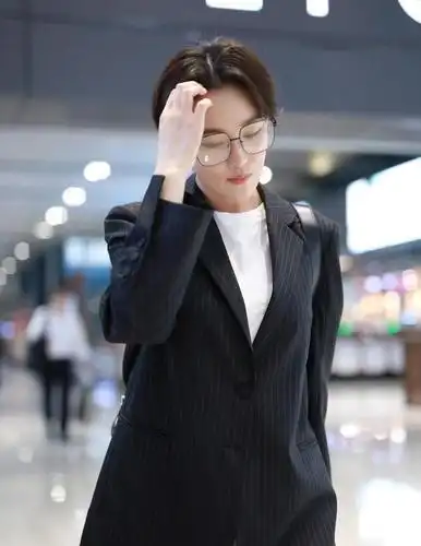 张馨予短发造型很帅气,一身黑色条纹西装,又"a"又飒