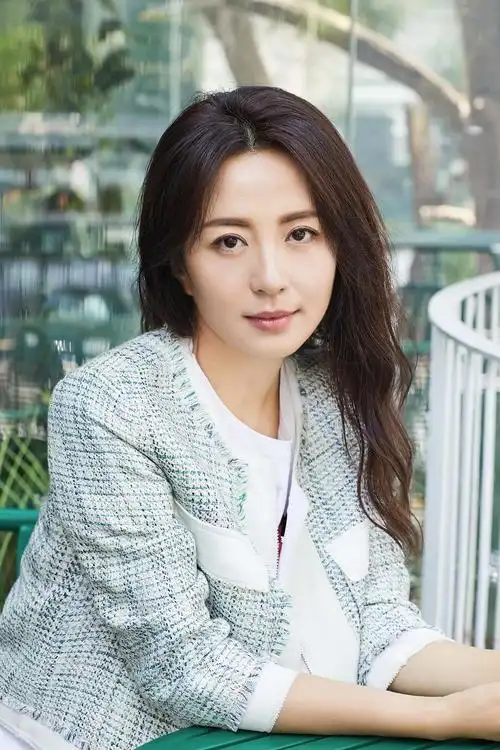 近日,杨童舒曝光一组夏日风格写真,照片中她身着浅绿色服饰清新温婉