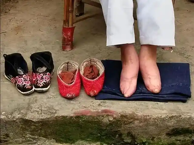 旧社会女人裹足,不仅是为了好看,还有一个原因令人难以启齿