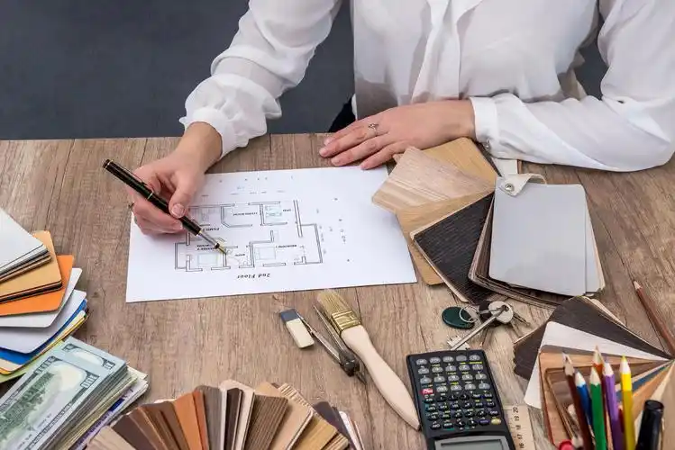 设计师用木制模特画房子设计