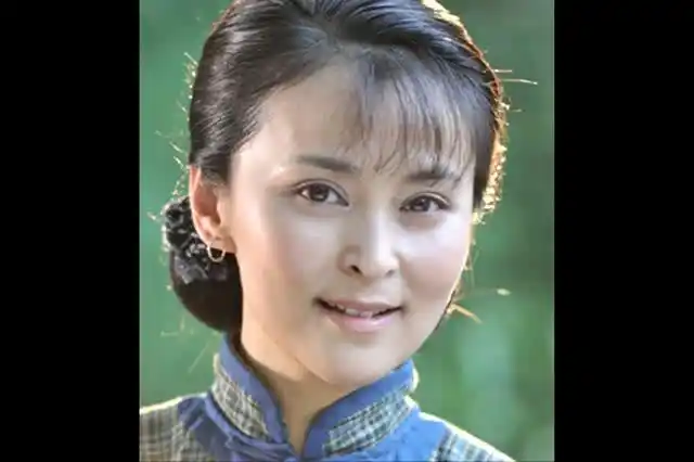 一度被公认为琼瑶最美女星,年轻时候的何音贤良淑德,温婉善良