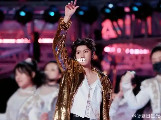 王源江苏卫视跨年舞台照