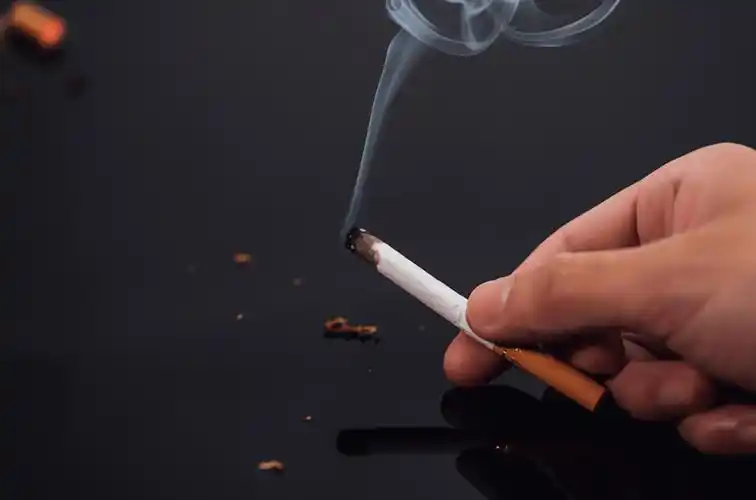 吸烟会使人变穷,这是真的 !_人群