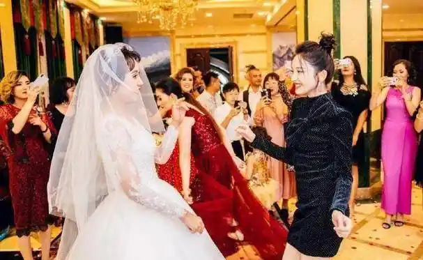 其实古力娜扎参加婚礼已经不是第一次了,记得前不久她的姐姐结婚,自己