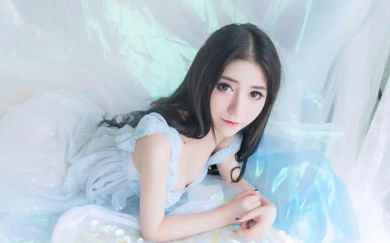 丰满性感美女蕾丝裙唯美写真图片壁纸