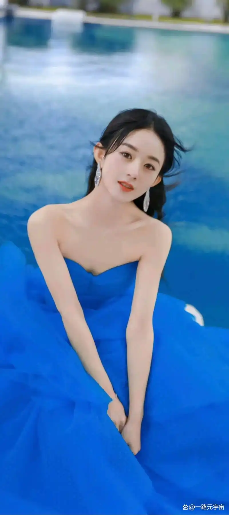 赵丽颖蓝色礼服美出新高度