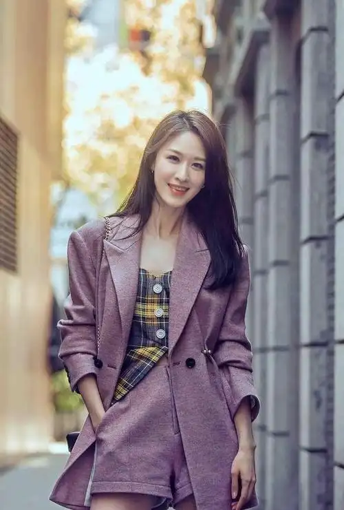 张雯感情生活成为了娱乐圈热门话题,引发众人纷纷猜测其心中藏着何样