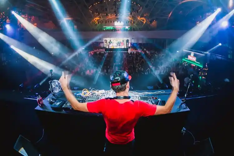 dj在凤凰之声大剧院舞台上表演.