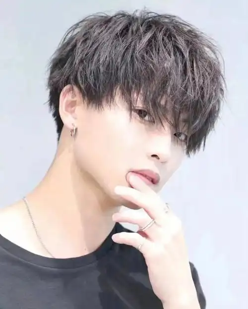 早上用睹喱膏或弹力素随意抓抓就可以帅帅的出门#今日发型  #成都烫发