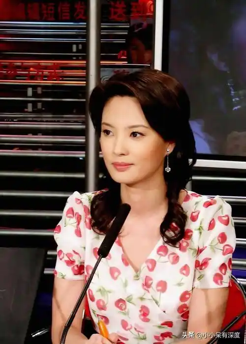 从刘芳菲的一些近照来看,虽然她已经47岁了,但她仍然很漂亮,脸上几乎