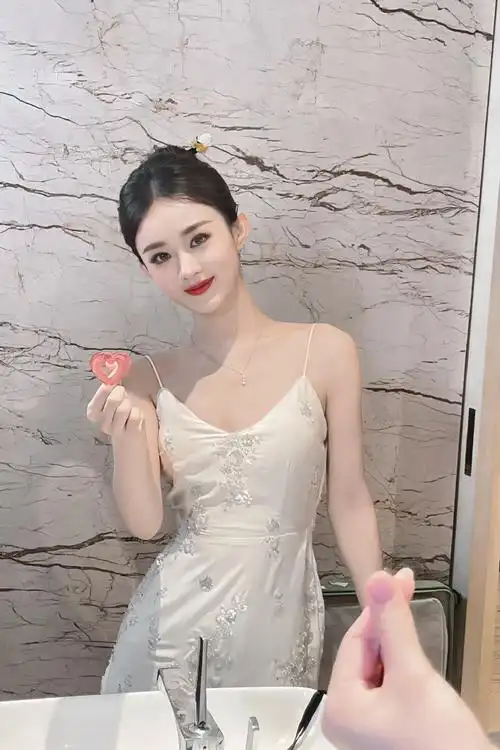 赵丽颖对镜比心六连拍