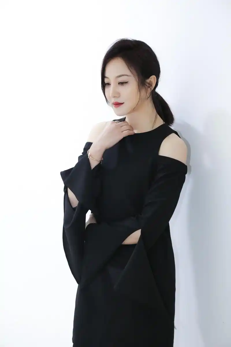 陶红优雅出席金扫帚奖红唇美艳容颜逆生长