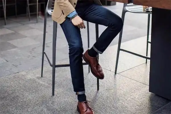 深色牛仔裤配什么颜色鞋子