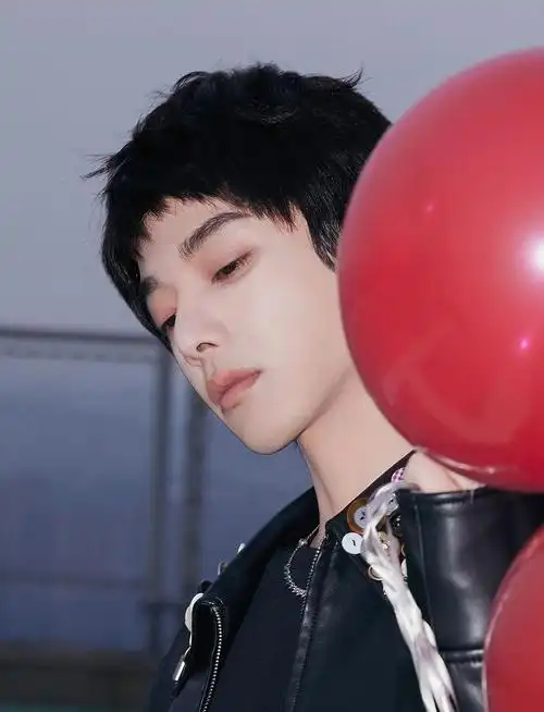 华晨宇拍摄末世感天台大片 举气球率性肆意