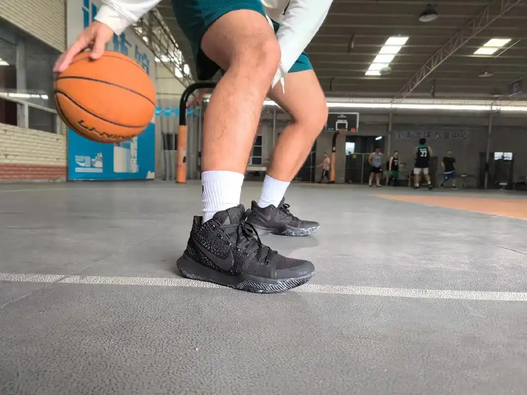 不知道是多少人心中学生时代的球鞋白月光了,欧文在解约后还多次上脚