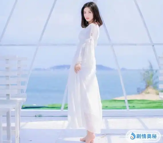 白裙美女仙气飘飘看上一眼就有一种恋爱的感觉