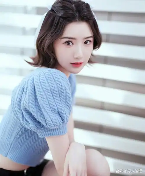 毛晓彤在个人社交平台上晒出一组周末少女穿搭图片,中分微卷齐肩短发