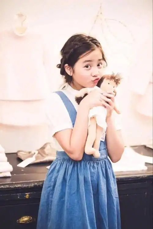 11岁的多多长发及腰打扮成熟,而吴昕李沁却青春得越发像个学生了